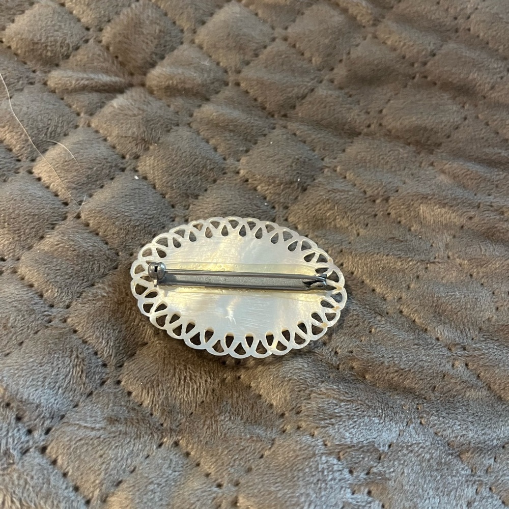 Hand carved mother of pearl brooch. - Picture 4 of 6